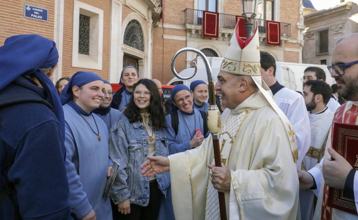 Benavent saluda a unas monjas. 