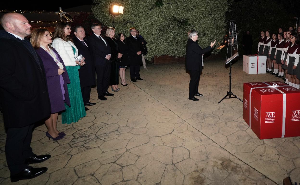 Las autoridades, con Vicente Boluda, escuchan a los Pequeños Cantores de Valencia. 