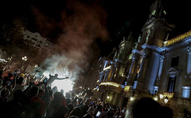 La euforia futbolística de Marruecos invade la plaza del Ayuntamiento de Valencia