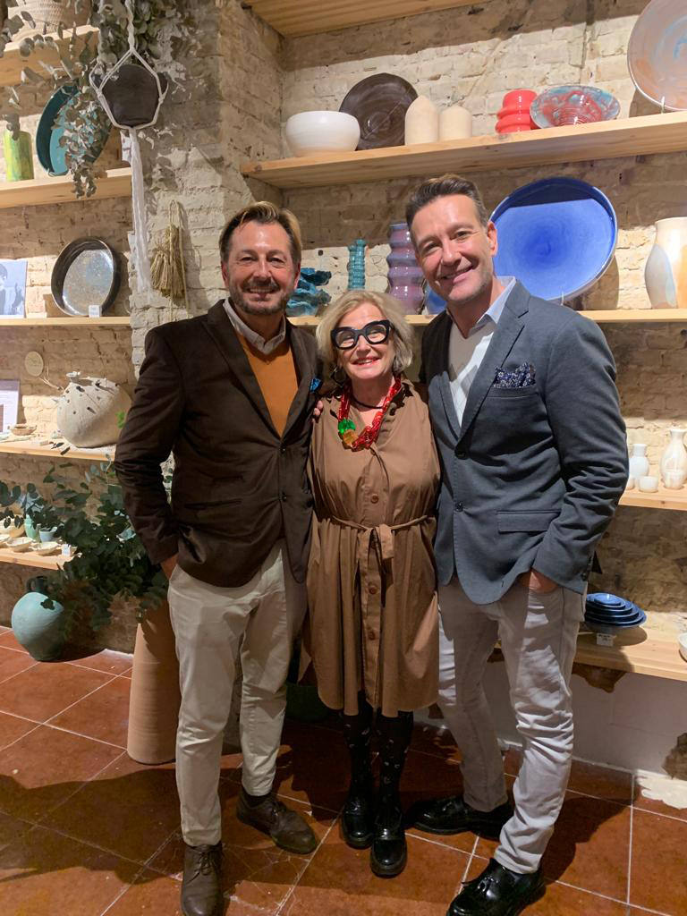 Javier Martínez, Mónica Carbonell y Carlos Cervera en la inauguración de la exposición en el taller Carbonell Ceramics.