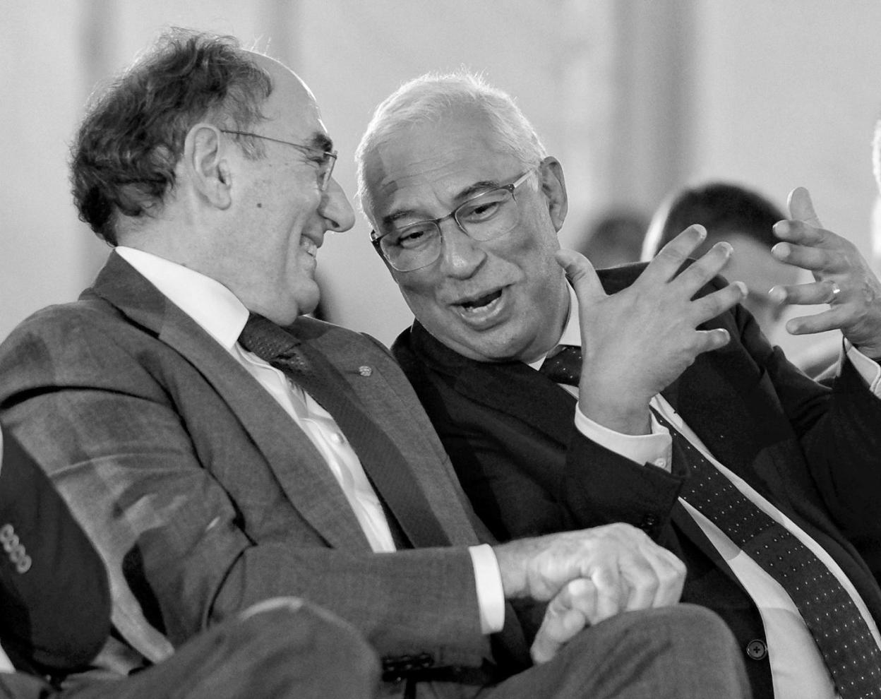 António Costa (dcha.) charla de forma distendida con Ignacio Galán. 