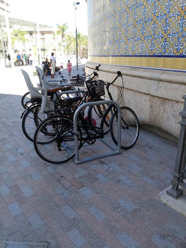 Fotos: El Síndic reclama que se quite todo el mobiliario pegado al Mercado Central