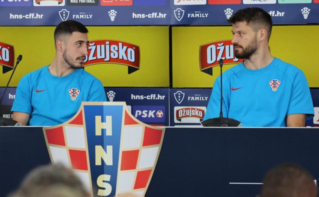 Bruno Petkovic (d) y Josip Juranovic, en conferencia de prensa. 