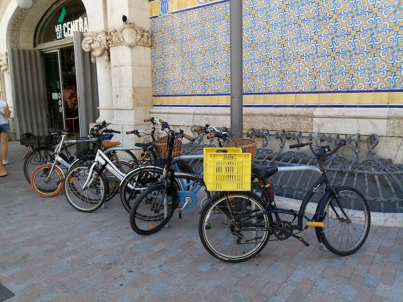 Fotos: El Síndic reclama que se quite todo el mobiliario pegado al Mercado Central