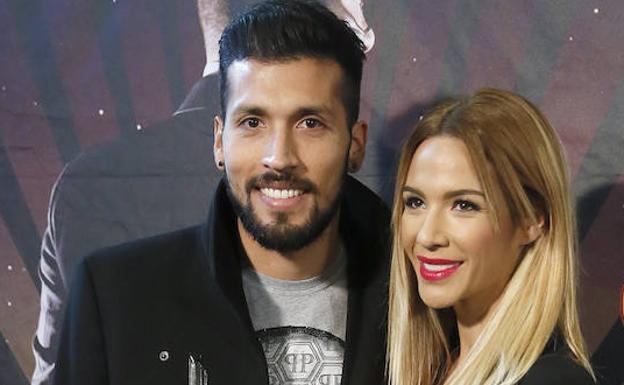 Ezequiel Garay y Tamara Gorro posando juntos en un evento