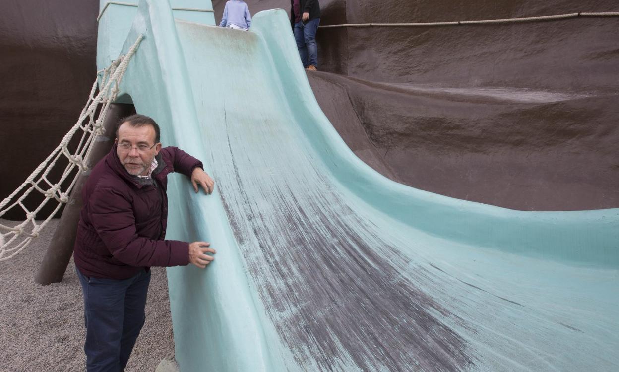  Desperfectos. El artista Manolo Martín muestra algunos de los daños que presentan los toboganes del parque Gulliver de Valencia. 