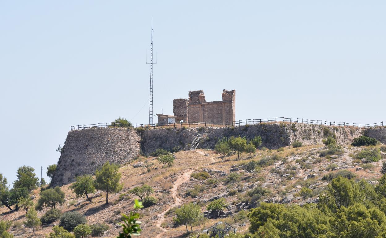 Vista general de los restos de la ermita y del castillo de Oliva. 