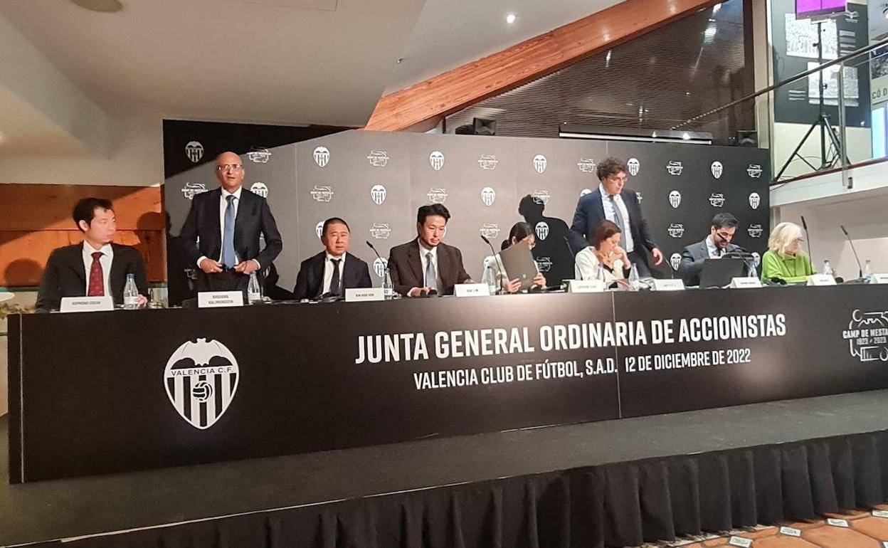 Layhoon, en el centro de la mesa, en la junta de accionistas que se celebra esta mañana en Mestalla.