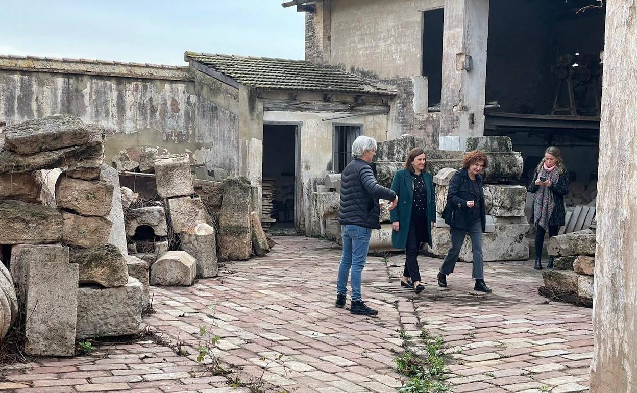 Catalá recorre el patio interior, adecentado, este lunes.