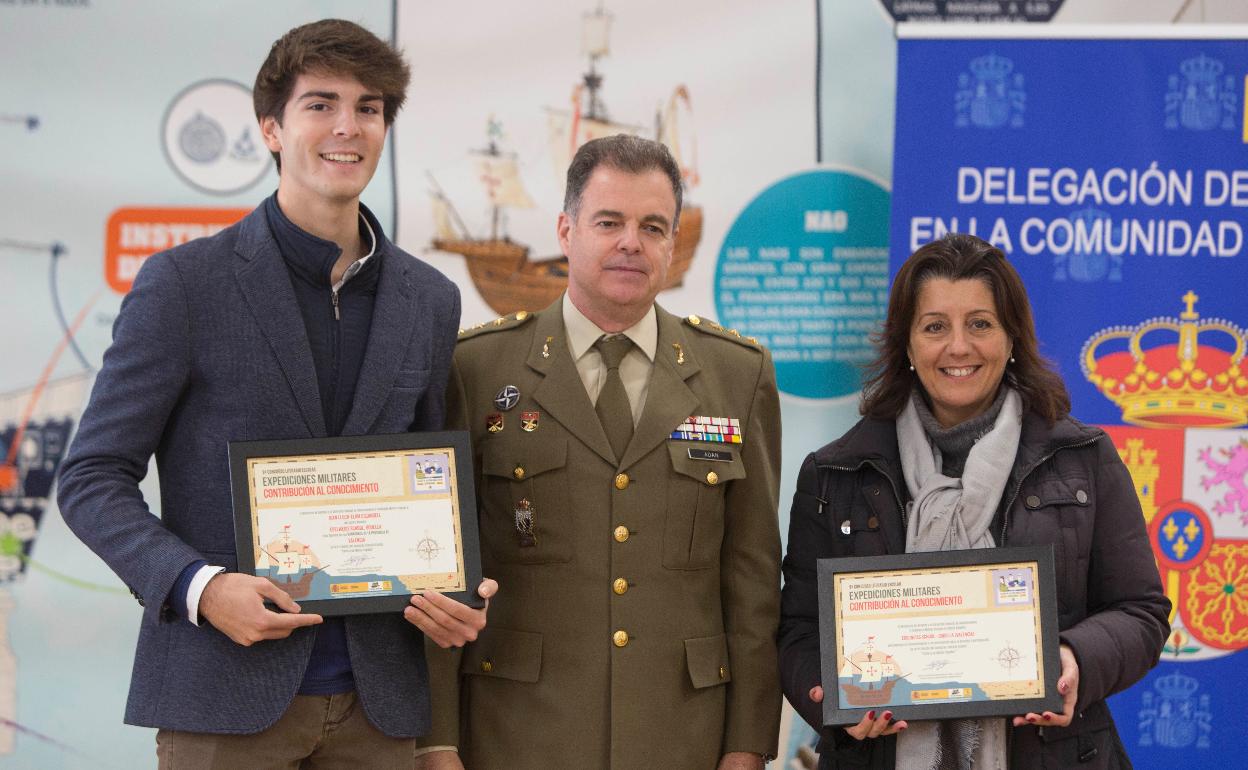 Juan Lluch-Elum, junto al delegado de Defensa y una representante de Edelweiss School. 