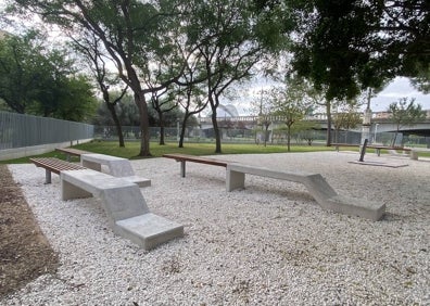 Imagen secundaria 1 - Urbanización de zona de terraza del Gulliver, bancos y rampas, tras la remodelación. 