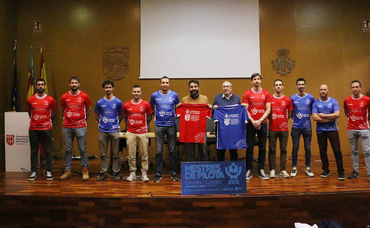 Todos los participantes en el Trofeu Mestres, entre ellos, Soro III, segundo por la izquierda de rojo, y Félix, segundo por la derecha de azul.