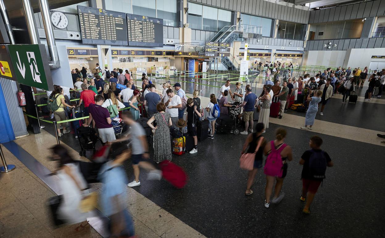 Pasajeros en el aeropuerto de Manises. 