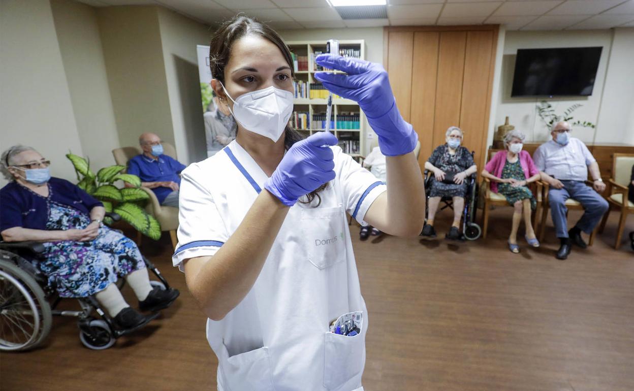 Personal sanitario prepara una dosis de la vacuna contra el Covid-19.