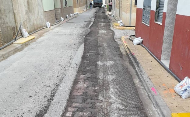 Imagen principal - El empedrado antiguo de la calle Paiporta. 