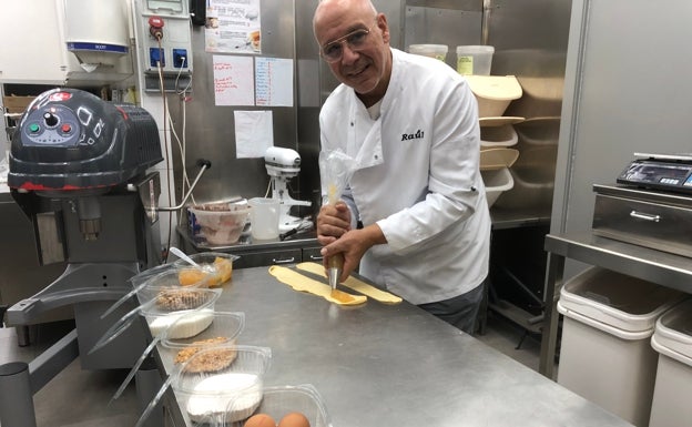 Imagen principal - Inicio del relleno de la trenza borgiana, los ingredientes y momento en el que Raúl Llopis la está decorando. 