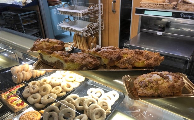 Imagen principal - La trenza borgiana en el mostrador de la pastelería Raúl, el pastelero antes de introducir el dulce en el horno y una imagen del postre tras su preparación. 