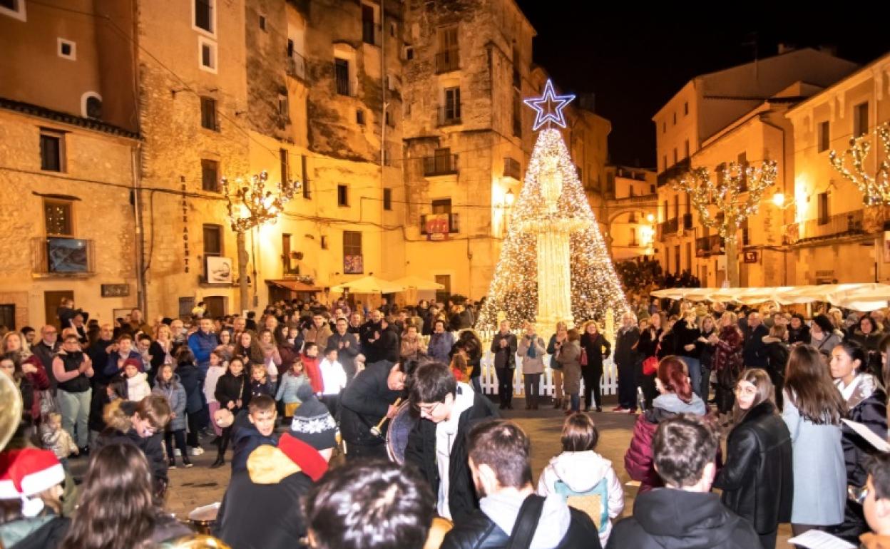 Momento del encendido del alumbrado navideño en Bocairent. 