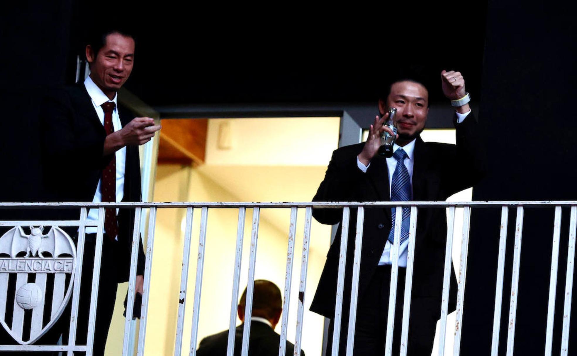 Kiat, hijo de Peter Lim, saluda desde el balcón de Mestalla.