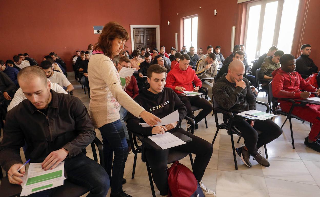 Instantes previos al examen de Servicio Específico de Admisión.