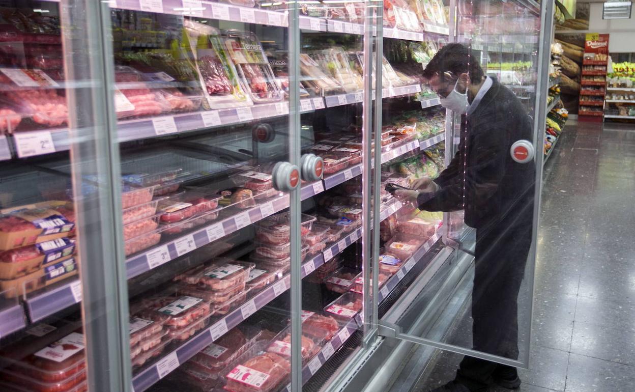 Un trabajador de un supermercado valenciano. 