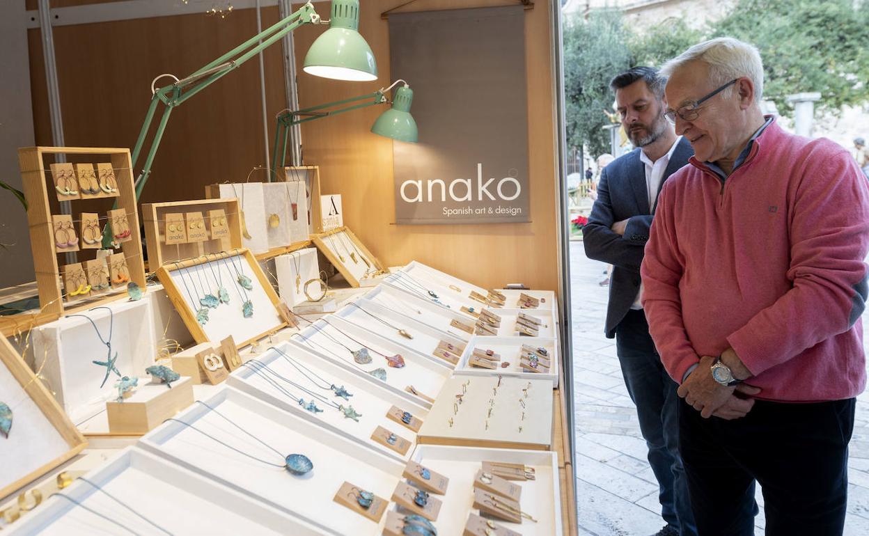 Visita del alcalde Joan Ribó y del concejal de Cultura Festiva, Carlos Galiana, a la feria de artesanía de la plaza de la Reina. 