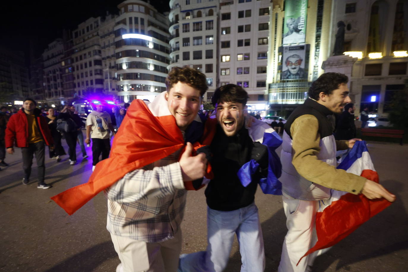 Fotos: La afición francesa celebra el paso a la final en la plaza del Ayuntamiento