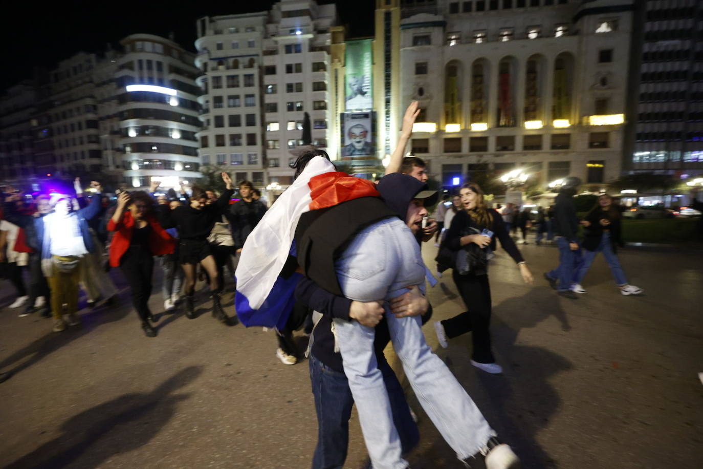 Fotos: La afición francesa celebra el paso a la final en la plaza del Ayuntamiento