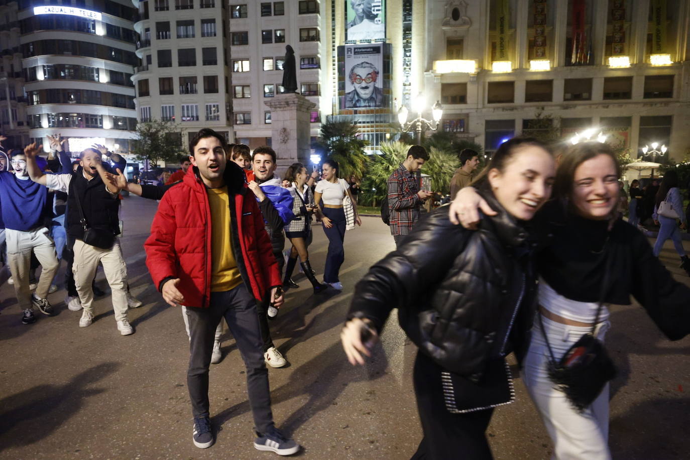 Fotos: La afición francesa celebra el paso a la final en la plaza del Ayuntamiento