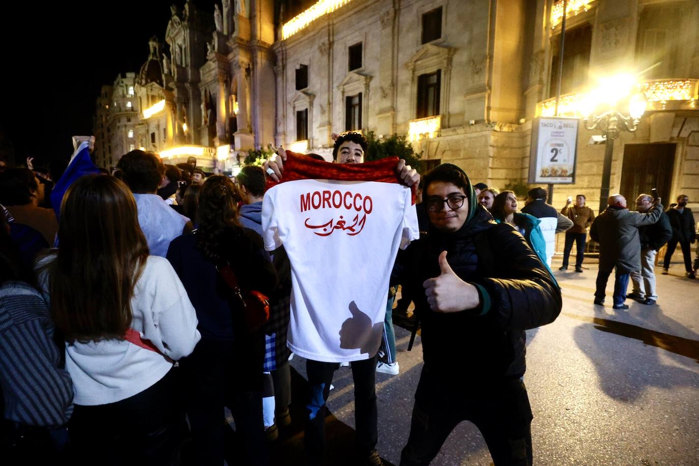 Fotos: La afición francesa celebra el paso a la final en la plaza del Ayuntamiento