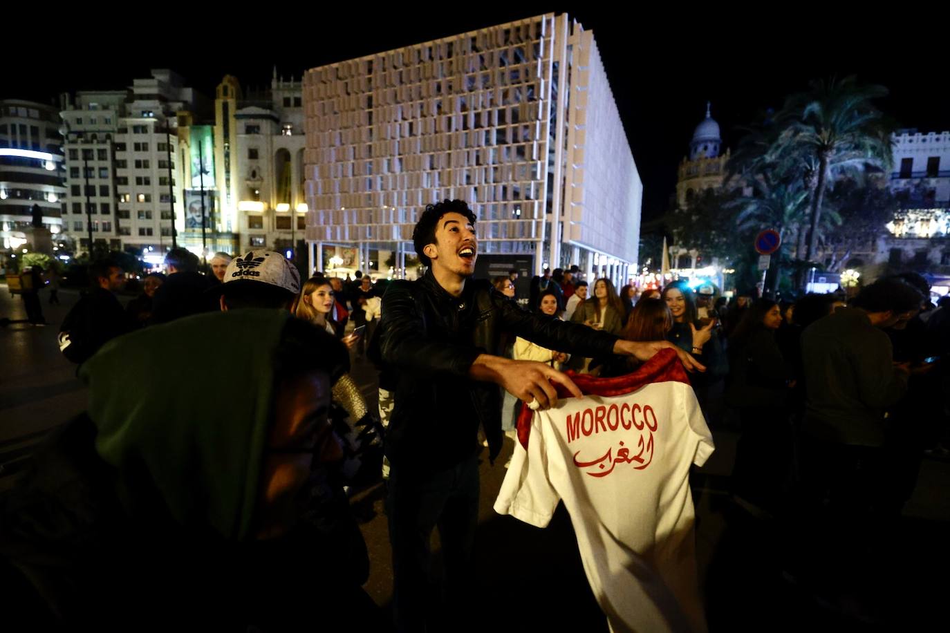 Fotos: La afición francesa celebra el paso a la final en la plaza del Ayuntamiento