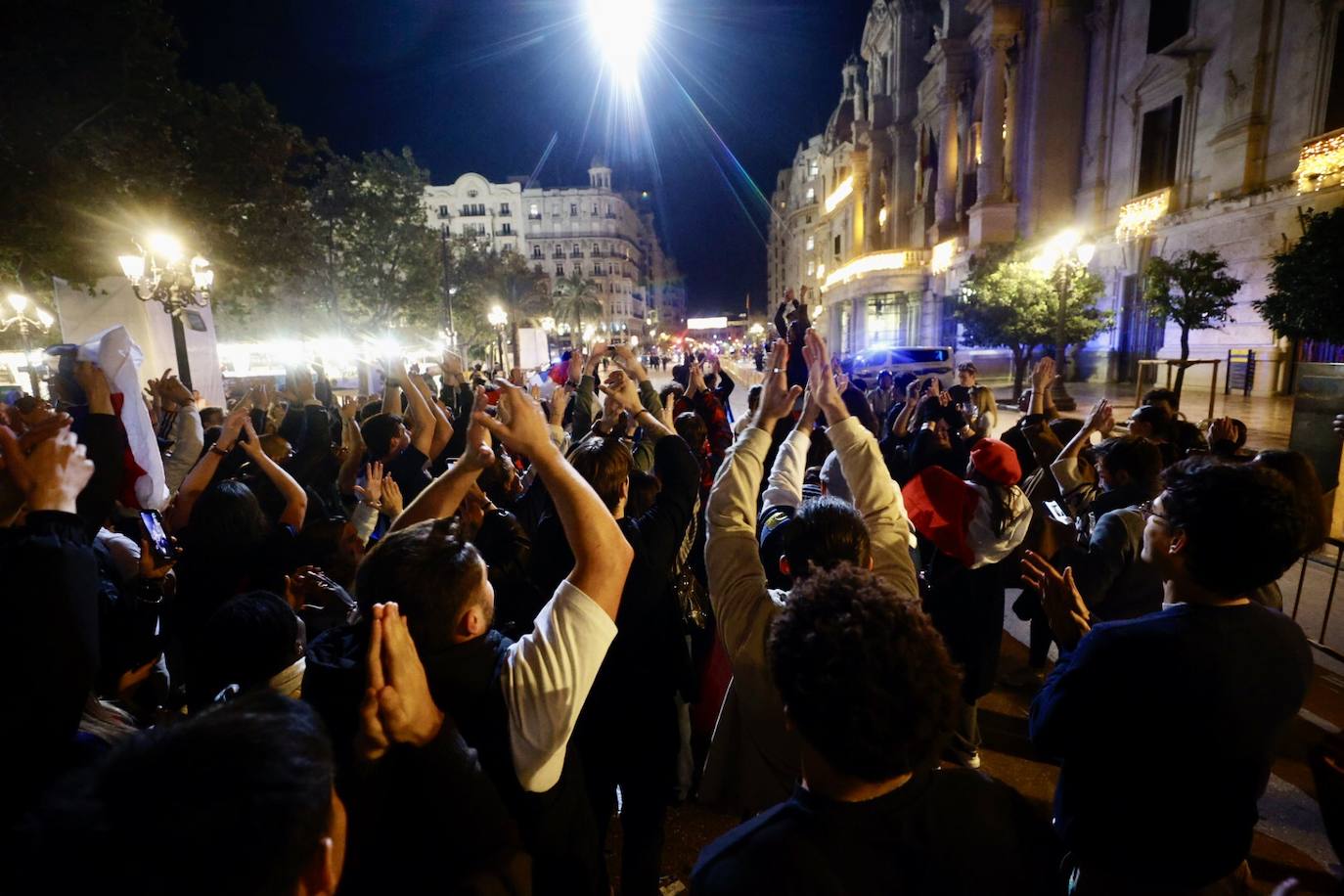 Fotos: La afición francesa celebra el paso a la final en la plaza del Ayuntamiento