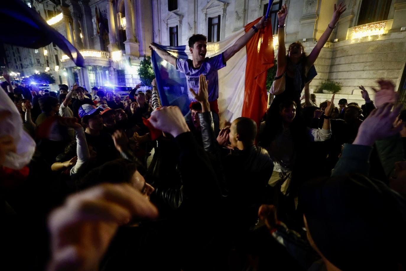 Fotos: La afición francesa celebra el paso a la final en la plaza del Ayuntamiento