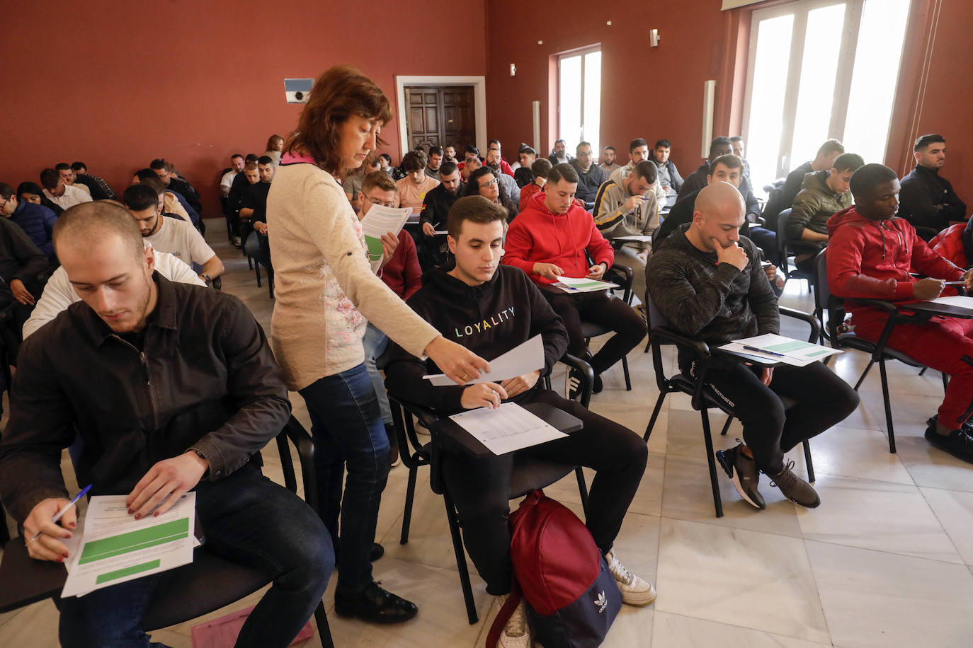 Fotos: Así ha sido el examen para portero de discoteca en Valencia