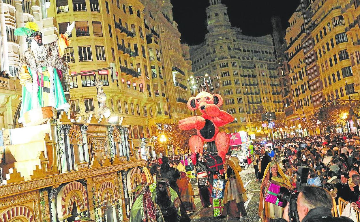 Varias carrozas recorren la plaza del Ayuntamiento en la tradicional Cabalgata de Reyes.