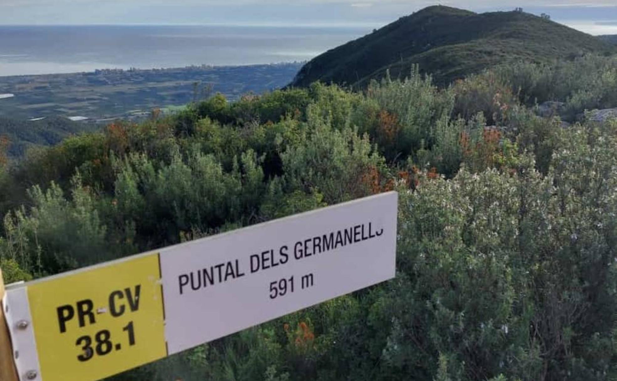 Poste informativo junto a las maravillosas vistas en un punto de la ruta hacia les Puntals. 