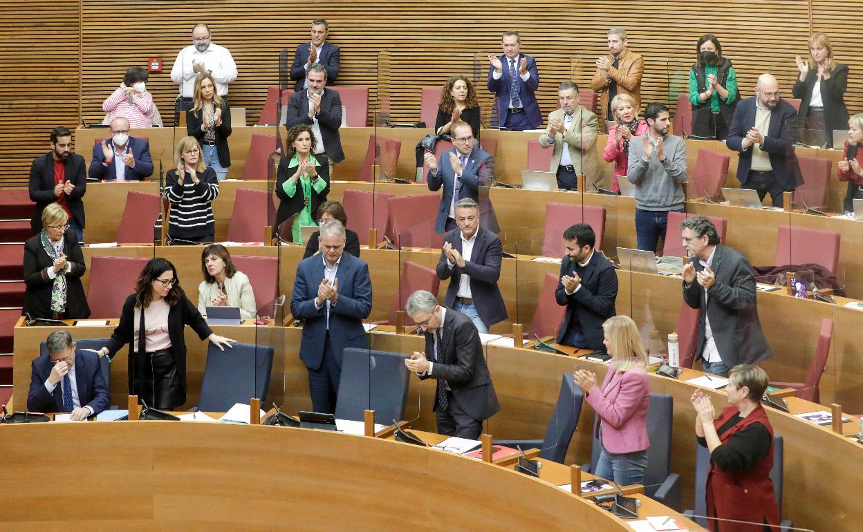 Vista de los escaños del Consell y de diputados del tripartito en Les Corts. 