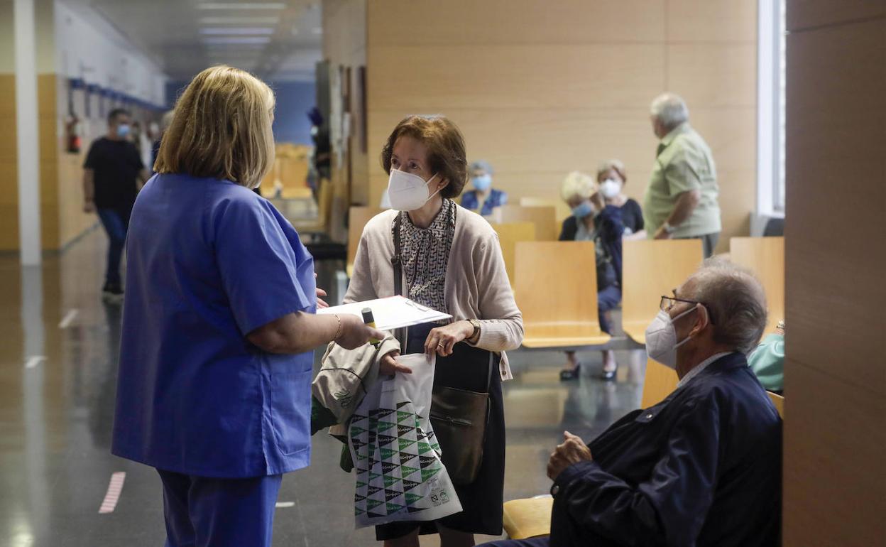 Pacientes en un centro de salud valenciano.