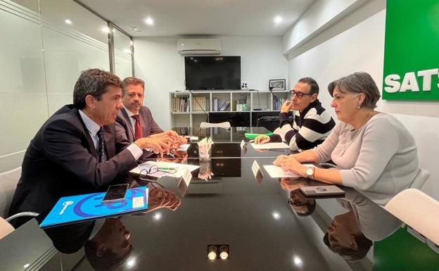 Carlos Mazón reunido con representantes de Satse, este jueves.