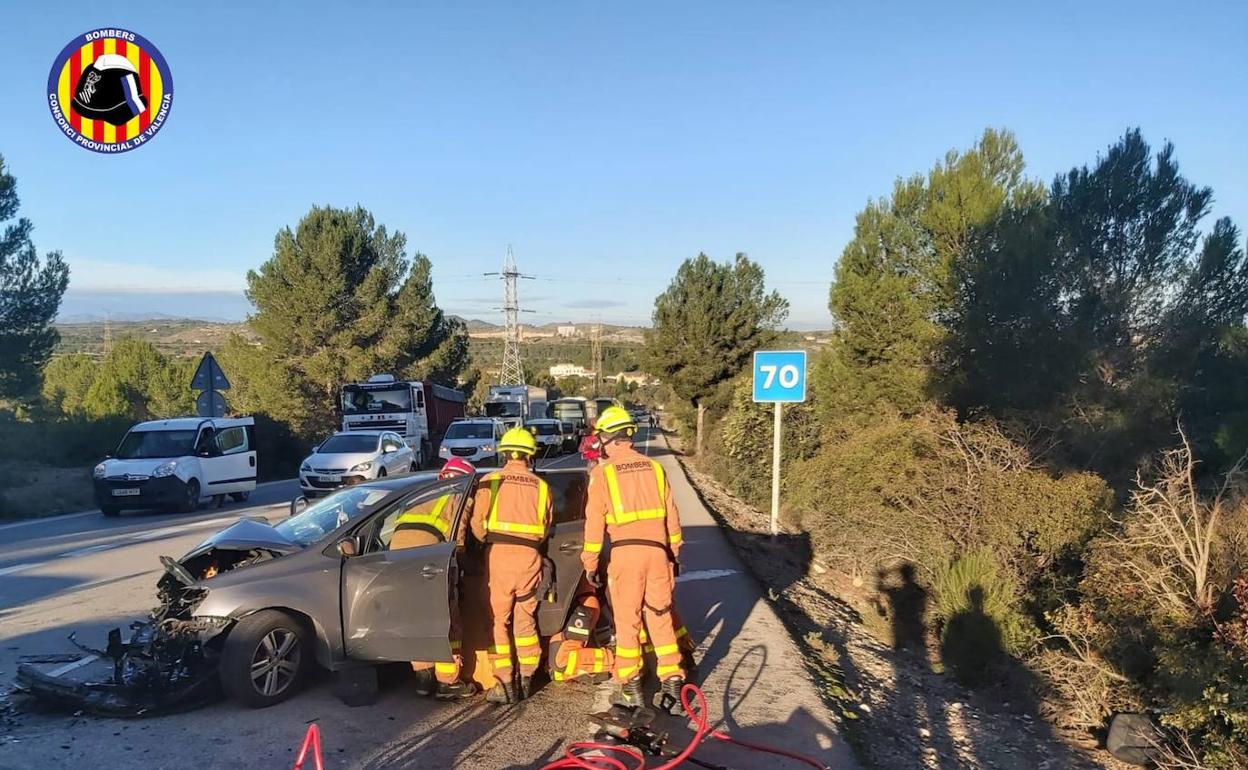 Los bomberos, en el lugar de los hechos. 