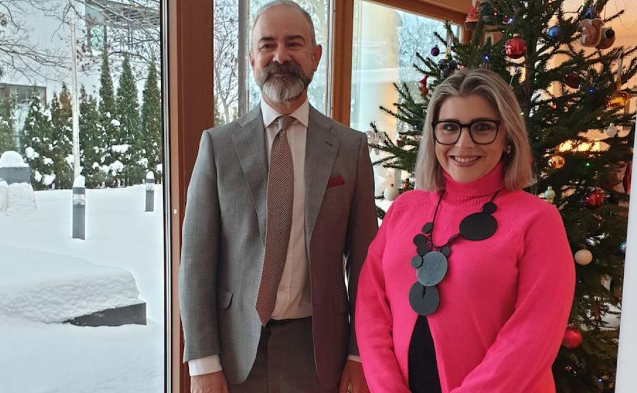 El embajador español en Helsinki, Fernando Fernández, y la vicealcaldesa de Alicante, Mª Carmen Sánchez. 