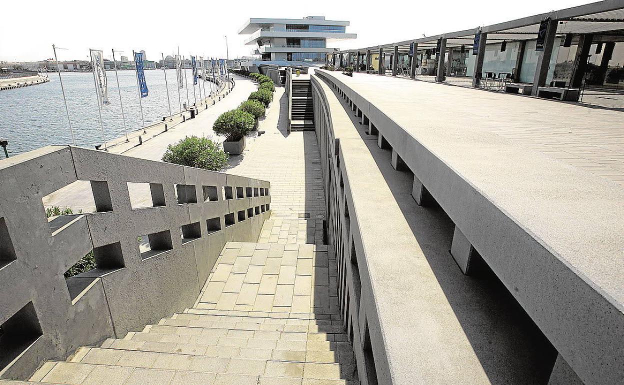 El canal de La Marina, con el edificio Veles e Vents al fondo. 