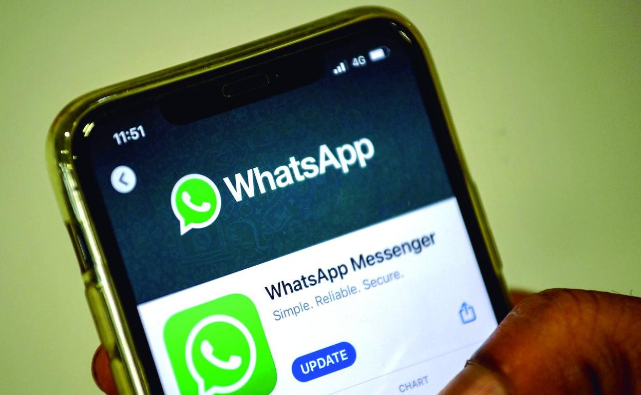 Dispositivo móvil con la aplicación de WhatsApp