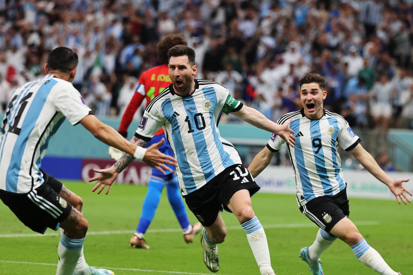 Messi junto a Di María y Julián álvarez celebrando uno de los goles de este Mundial de Qatar.