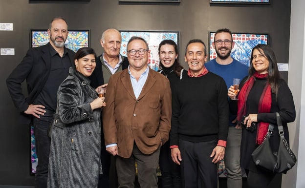 Imagen principal - Arriba, asistentes a la copa de Navidad de la Galería Alaux. Abajo, Gadea Fitera invitó a su casa a sus amigas para una merienda navideña. A la derecha, Paula Alcón en la inauguración del mercadillo.