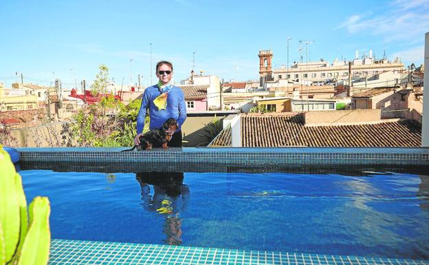 En el centro. Mathieu Mercier, en su vivienda del barrio del Carmen. 