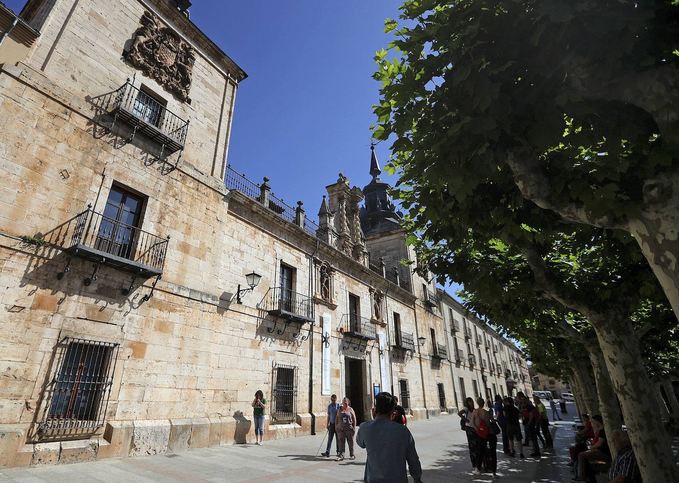 EL BURGO DE OSMA (Soria). Es el municipio de mayor población de los 6 que se unen al listado de Pueblos más bonitos de España, con 5.000 habitantes. Destacan su Castillo, el antiguo Hospital, la plaza Mayor y la Universidad.