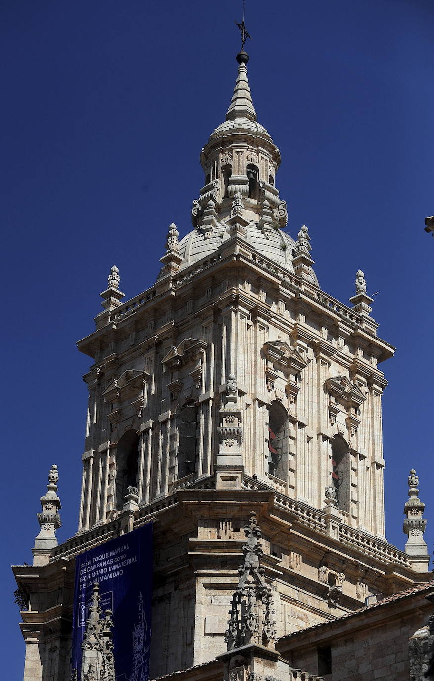 EL BURGO DE OSMA (Soria). Es el municipio de mayor población de los 6 que se unen al listado de Pueblos más bonitos de España, con 5.000 habitantes. Destacan su Castillo, el antiguo Hospital, la plaza Mayor y la Universidad.