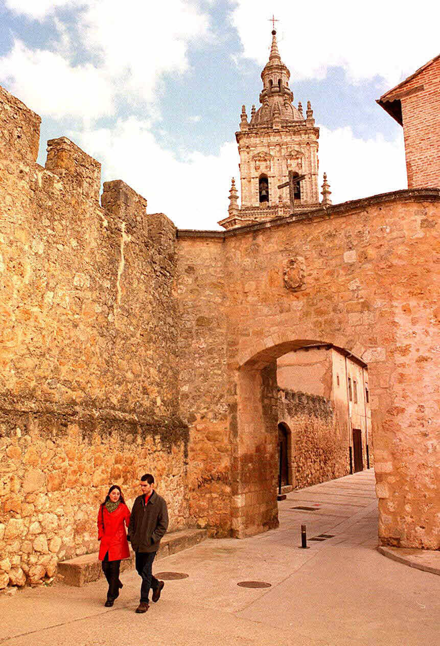 EL BURGO DE OSMA (Soria). Es el municipio de mayor población de los 6 que se unen al listado de Pueblos más bonitos de España, con 5.000 habitantes. Destacan su Castillo, el antiguo Hospital, la plaza Mayor y la Universidad.