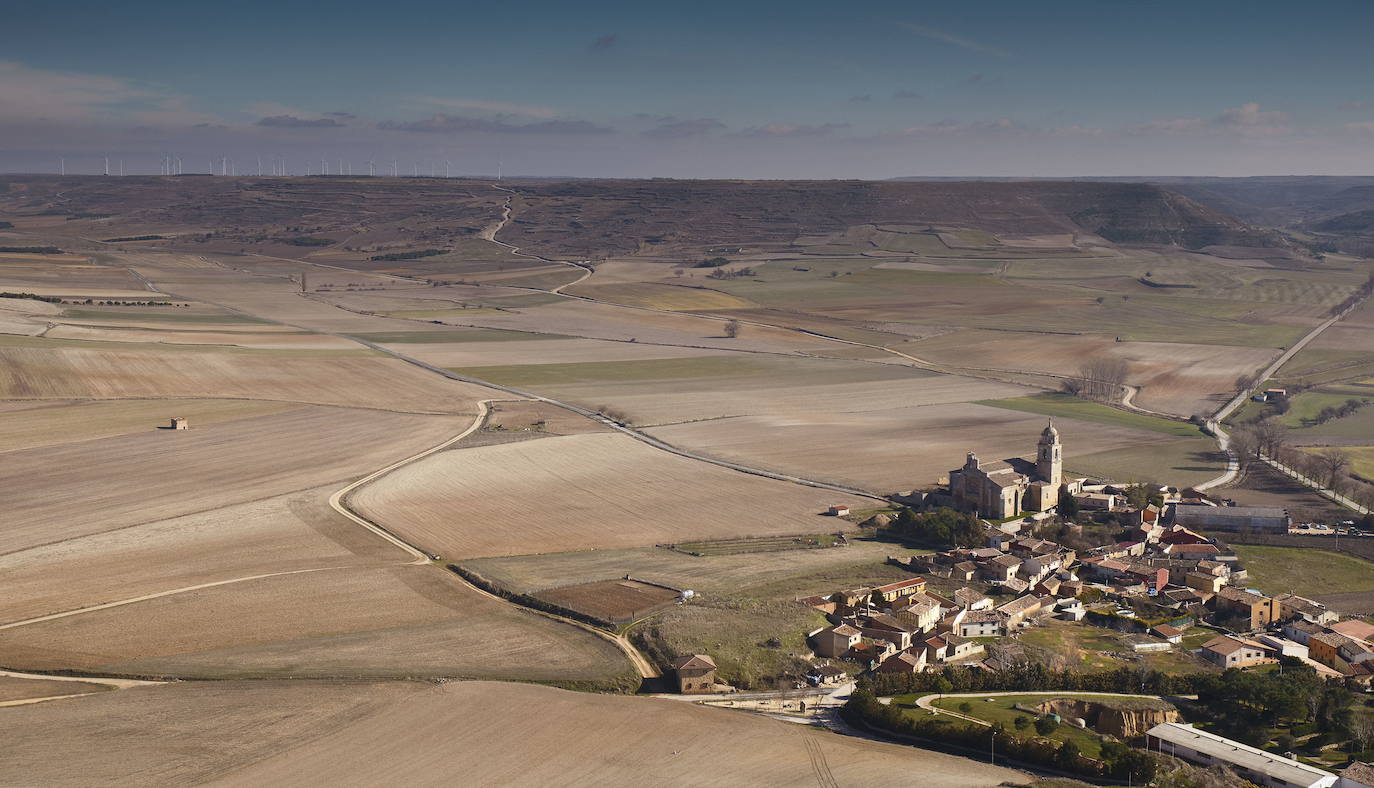 CASTROJERIZ (Burgos). Tiene cerca de 760 habitantes censados y es paso destacado del trazado francés del Camino de Santiago. Los turistas pueden visitar su castillo, el fuerte, la torre, la iglesia y el monasterio.